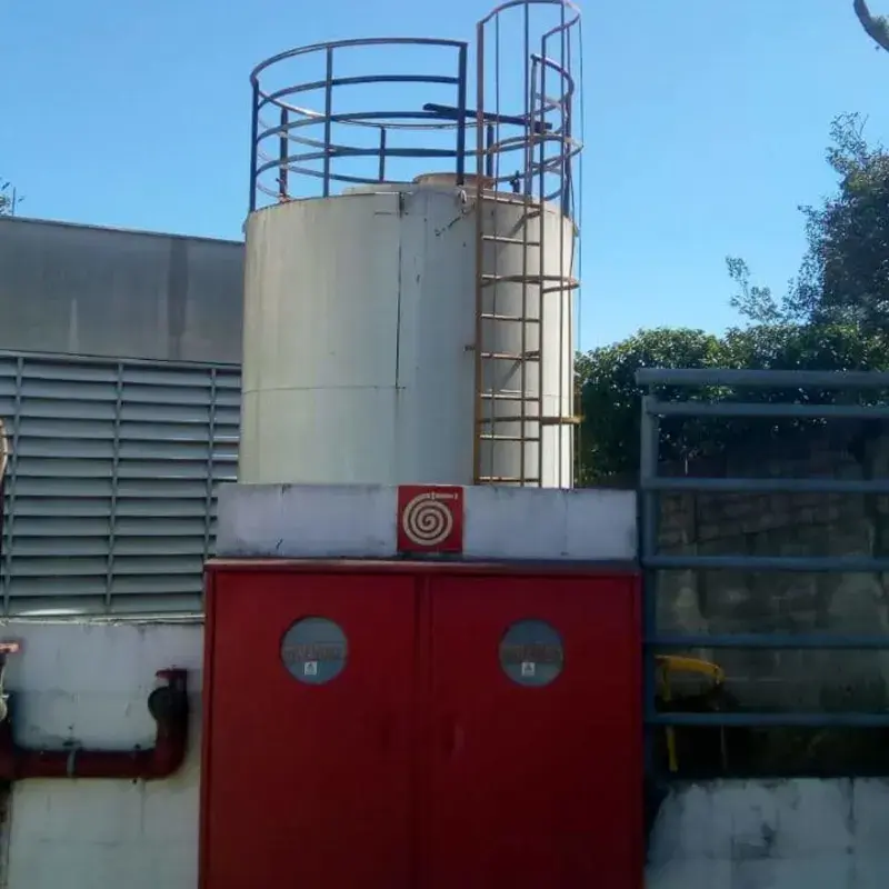Tanques verticais industriais com escada de gato e guarda-corpo cilíndrico instalados pela MetalPev